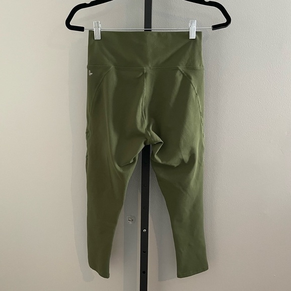 Fabletics Green Cropped Length Leggings Size Medium - Picture 3 of 3